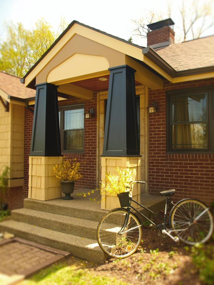 Kleine, Einstöckige Rustikale Holzfassade Haus mit gelber Fassadenfarbe und Mansardendach in Sonstige