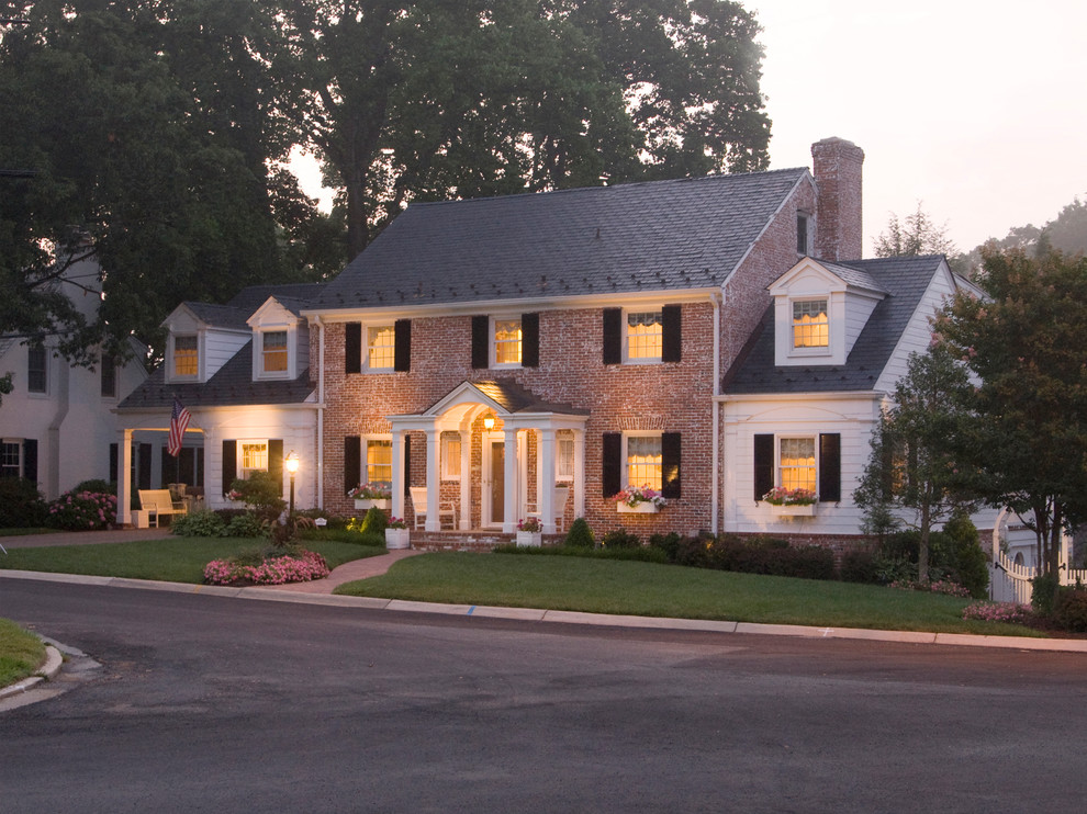 ワシントンD.C.にあるラグジュアリーな巨大なトラディショナルスタイルのおしゃれな家の外観 (レンガサイディング) の写真