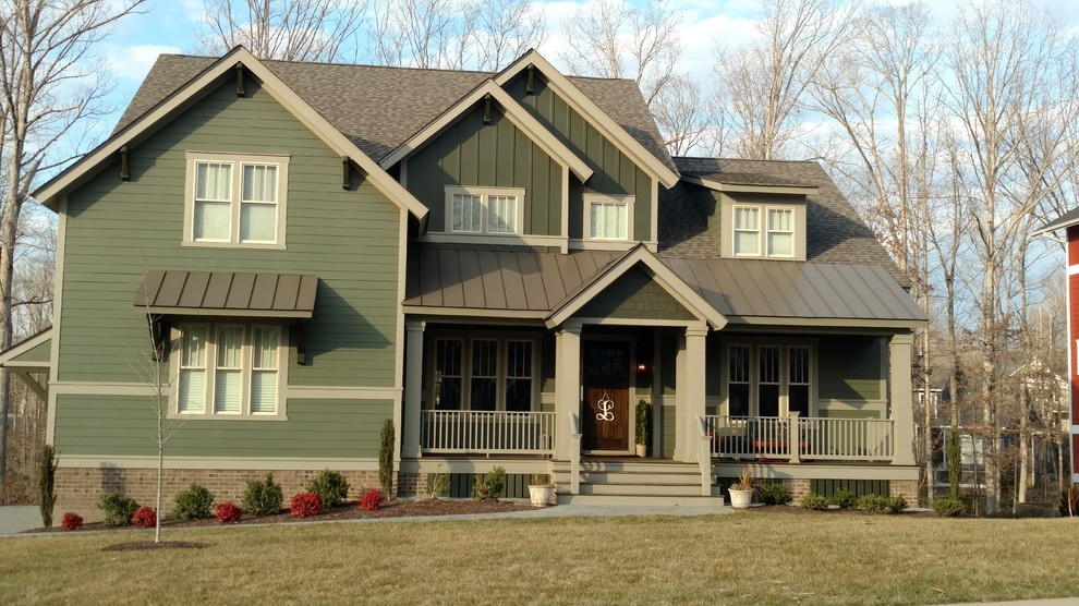 Diseño de fachada de casa verde tradicional renovada grande de dos plantas con revestimiento de aglomerado de cemento, tejado a dos aguas y tejado de teja de madera