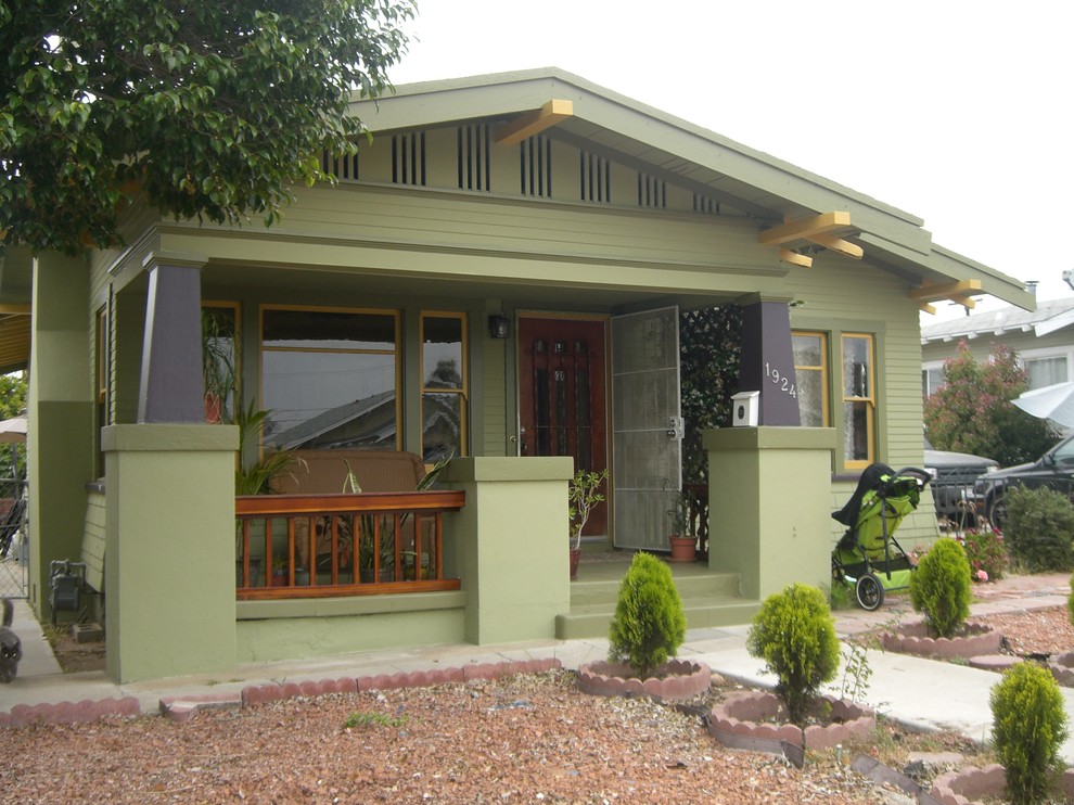 Cette image montre une façade de maison verte craftsman en bois de plain-pied et de taille moyenne avec un toit à deux pans.