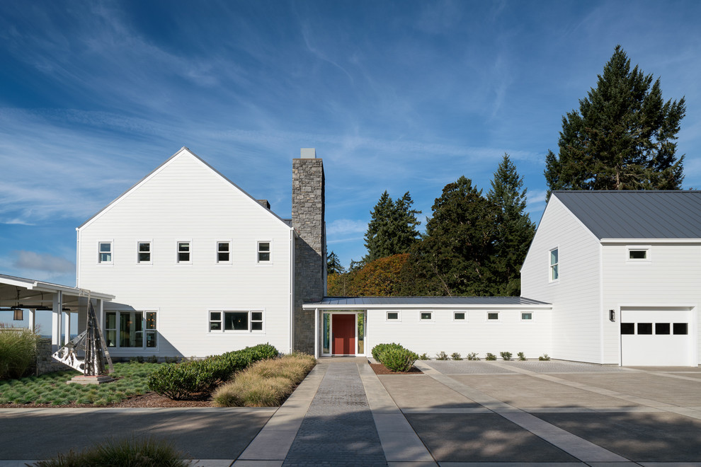 Diseño de fachada de casa blanca contemporánea extra grande de dos plantas con revestimiento de aglomerado de cemento y tejado de teja de barro