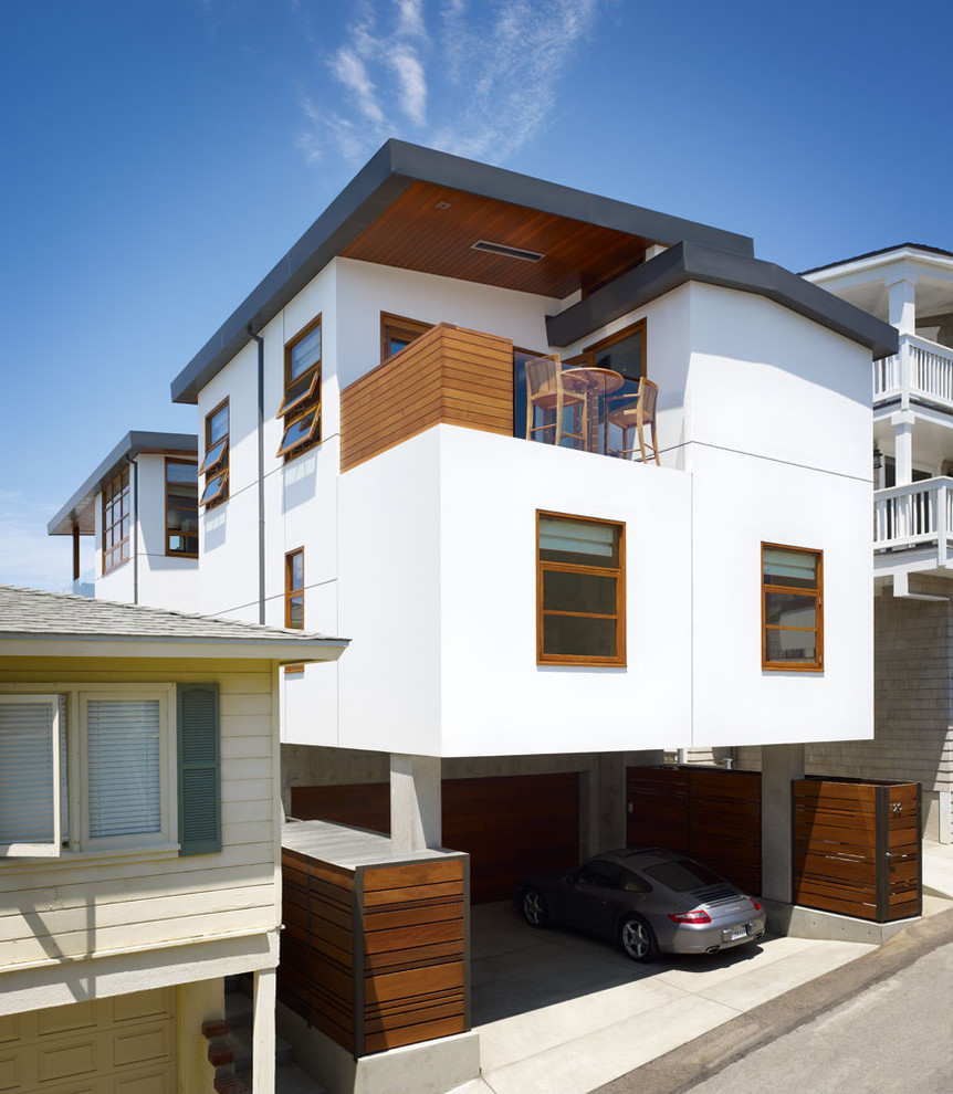 Cette image montre une façade de maison blanche ethnique en bois de taille moyenne et à deux étages et plus avec un toit en métal.