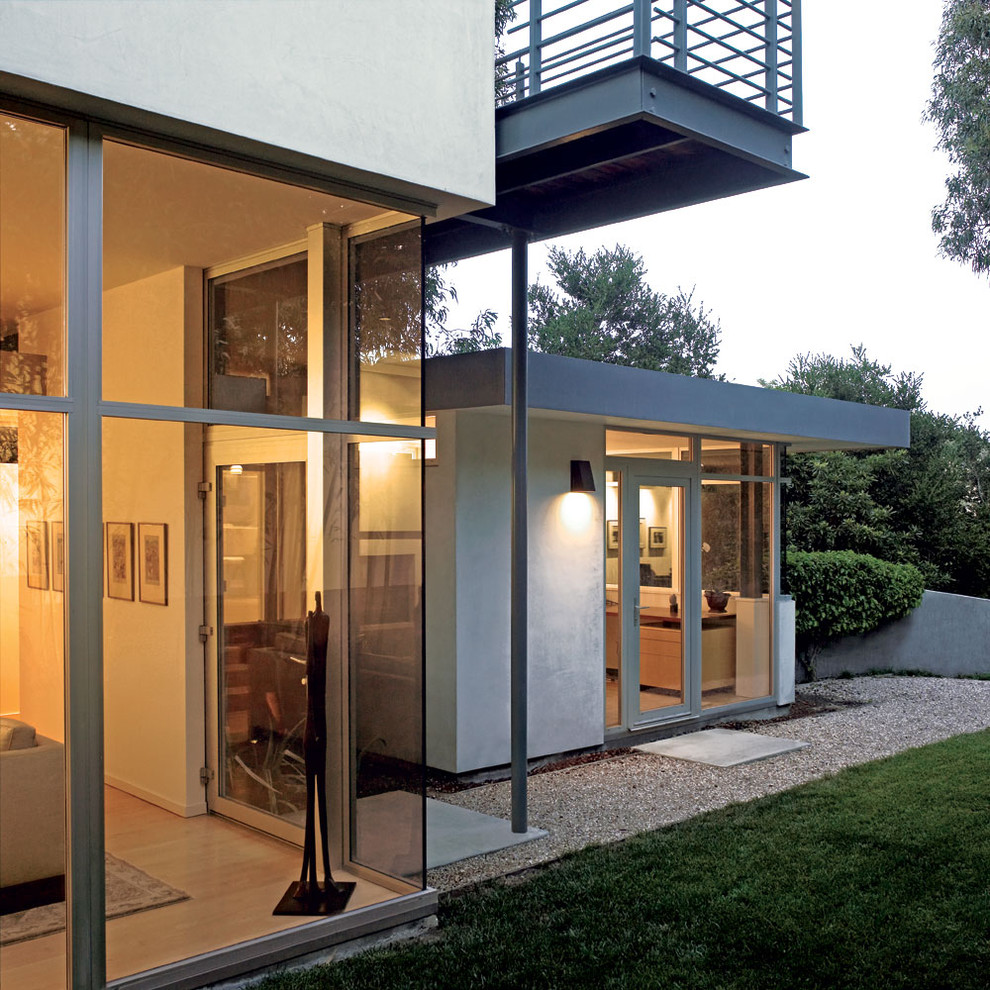 Idee per la facciata di una casa moderna con rivestimento in vetro
