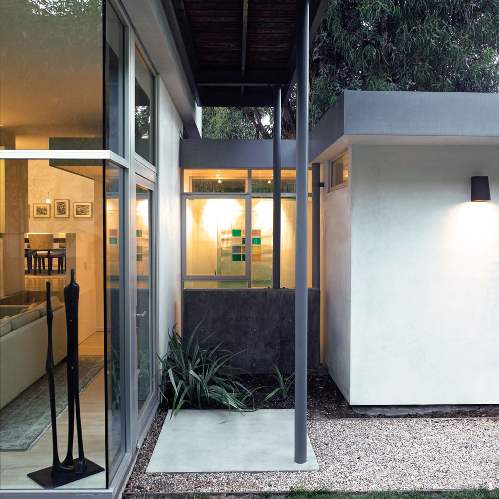 Свежая идея для дизайна: стеклянный дом в стиле модернизм - отличное фото интерьера