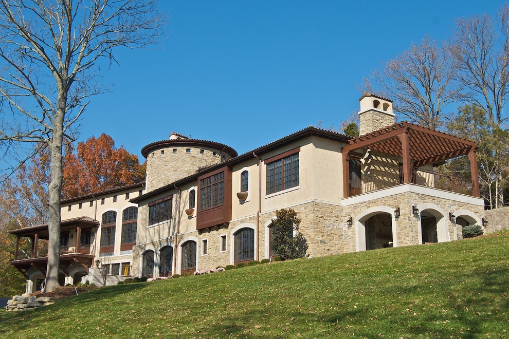 Mediterranes Haus mit Steinfassade in Cincinnati