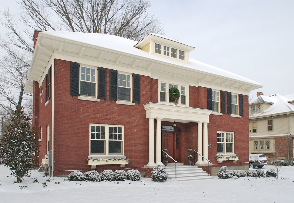 Klassisches Haus mit Backsteinfassade und Dachgaube in Cincinnati