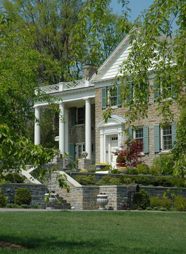 Ispirazione per la facciata di una casa classica con rivestimento in pietra e abbinamento di colori