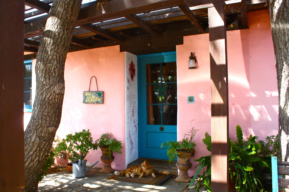 Cette image montre une façade de maison rose sud-ouest américain.