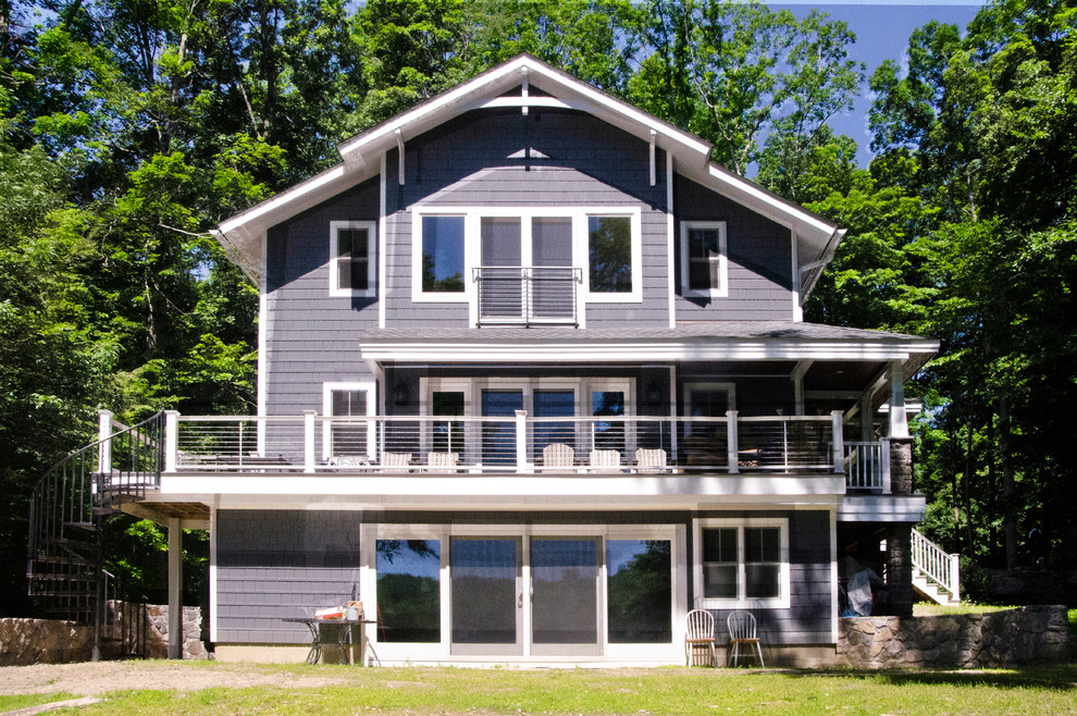 Modelo de fachada de casa azul clásica renovada con tejado a dos aguas y tejado de teja de madera