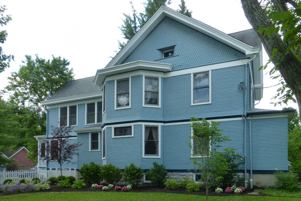 Inredning av ett klassiskt stort blått hus, med två våningar och fiberplattor i betong