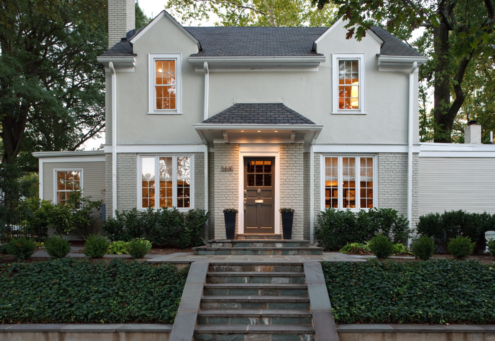ワシントンD.C.にあるトラディショナルスタイルのおしゃれなグレーの家の写真