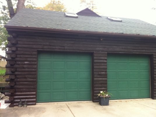 Ejemplo de garaje independiente rural de tamaño medio para dos coches