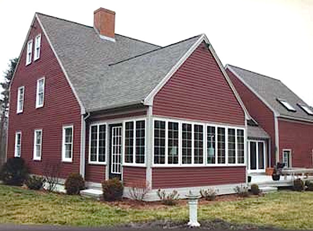 Idées déco pour une grande façade de maison rouge classique à un étage avec un revêtement en vinyle et un toit à deux pans.