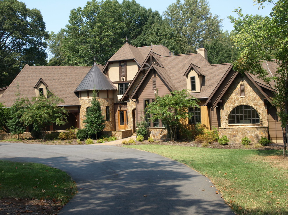 Idee per la facciata di una casa ampia marrone american style a tre piani con rivestimento in pietra e abbinamento di colori