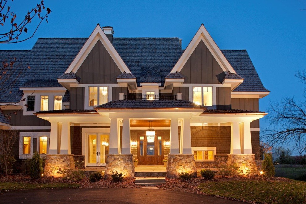 Ispirazione per la facciata di una casa american style con rivestimento in legno