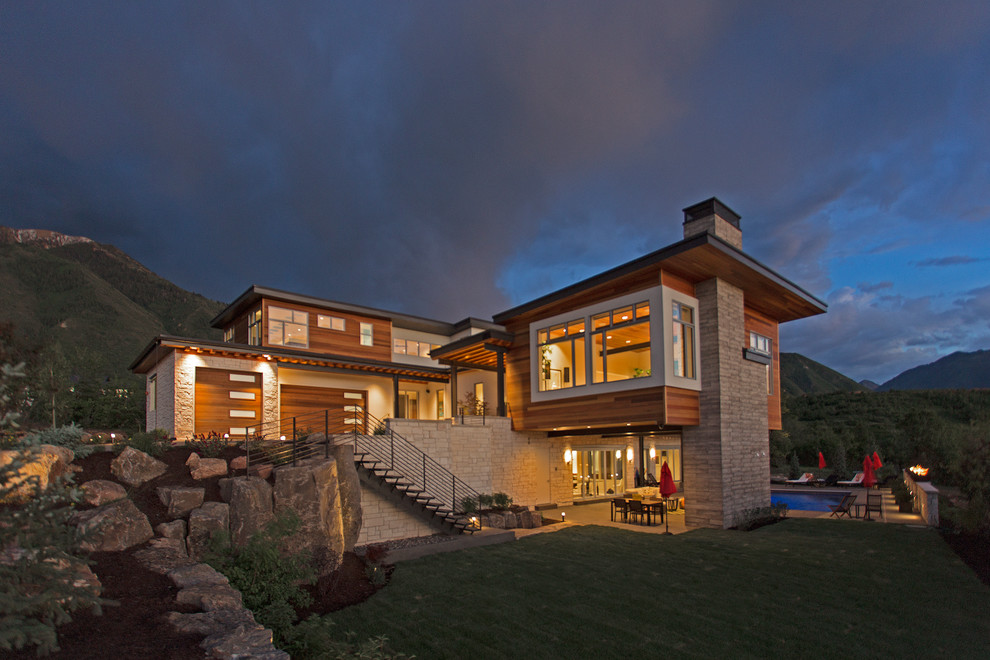 Exemple d'une grande façade de maison tendance en bois à deux étages et plus avec un toit plat.