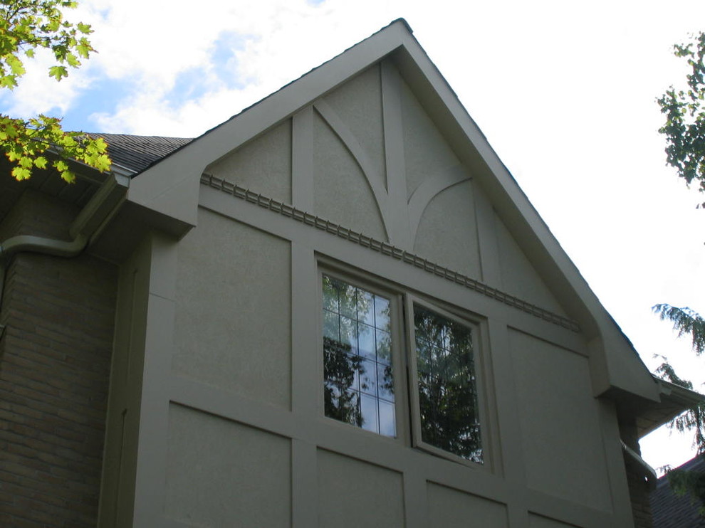 Idée de décoration pour une grande façade de maison grise tradition à un étage avec un toit à deux pans et un revêtement mixte.
