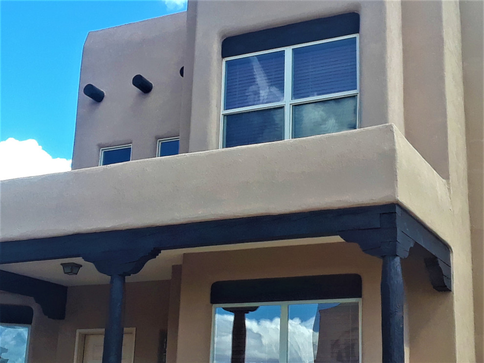 Mittelgroßes, Zweistöckiges Mediterranes Haus mit Putzfassade, brauner Fassadenfarbe und Flachdach in Albuquerque