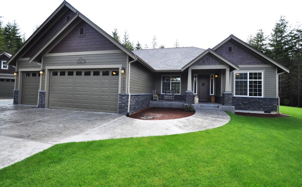 Cette image montre une façade de maison verte traditionnelle de taille moyenne et de plain-pied avec un revêtement mixte.