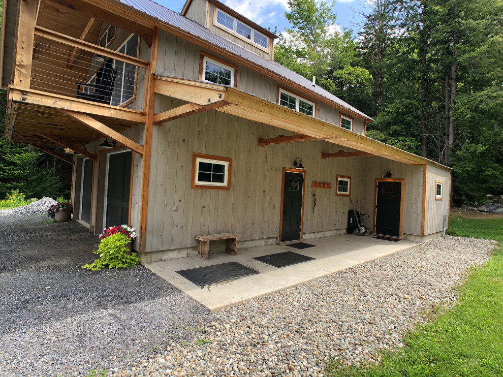 Свежая идея для дизайна: двухэтажный, деревянный, серый многоквартирный дом среднего размера в стиле кантри с металлической крышей - отличное фото интерьера