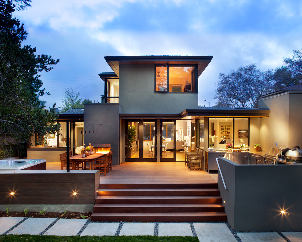 Aménagement d'une façade de maison grise contemporaine en stuc à un étage et de taille moyenne avec un toit à quatre pans et un toit en shingle.