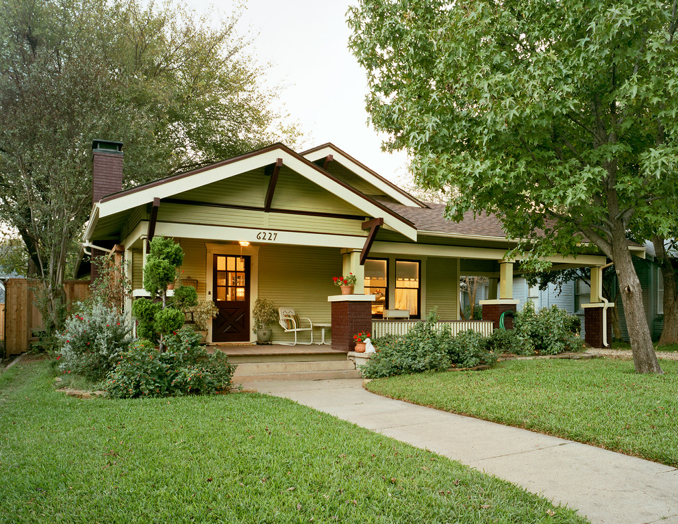 Exempel på ett mellanstort amerikanskt grönt hus, med allt i ett plan, sadeltak och tak i shingel
