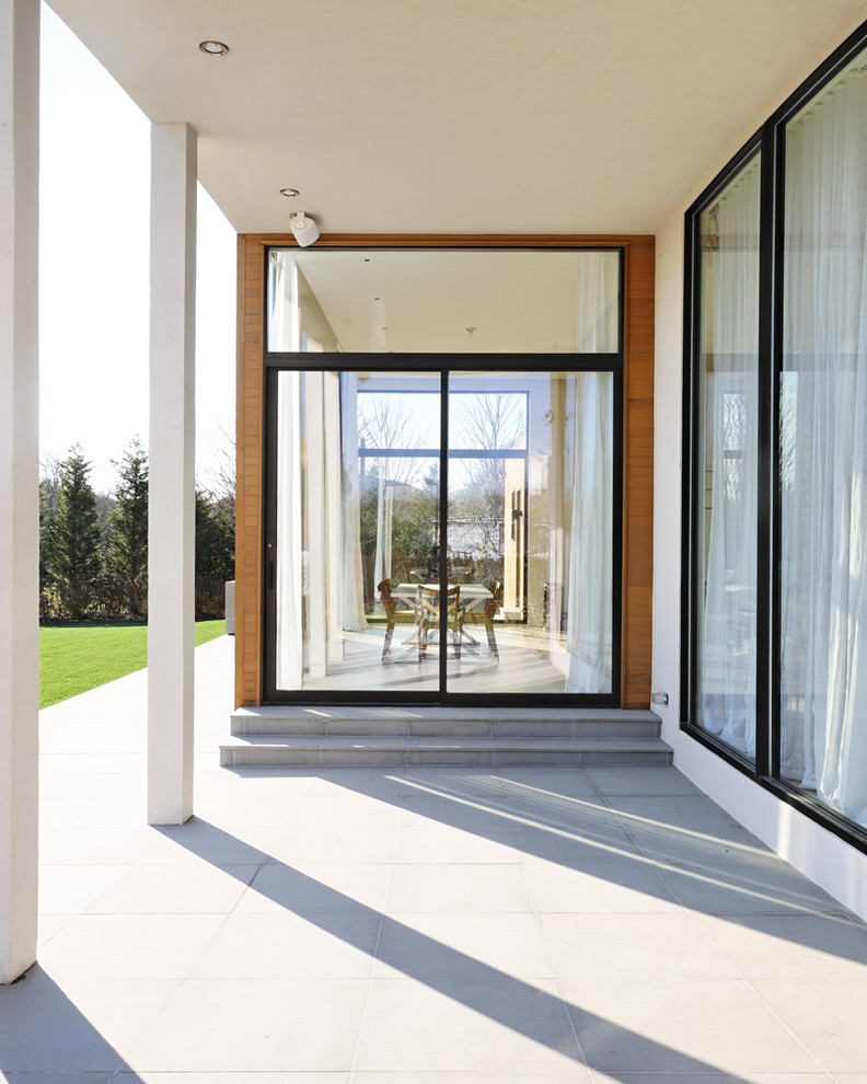 Idée de décoration pour une façade de maison minimaliste en verre.