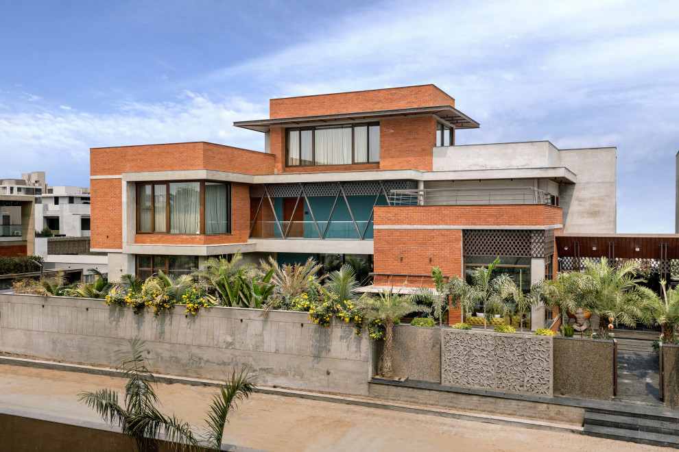 Design ideas for a contemporary house exterior in Ahmedabad.