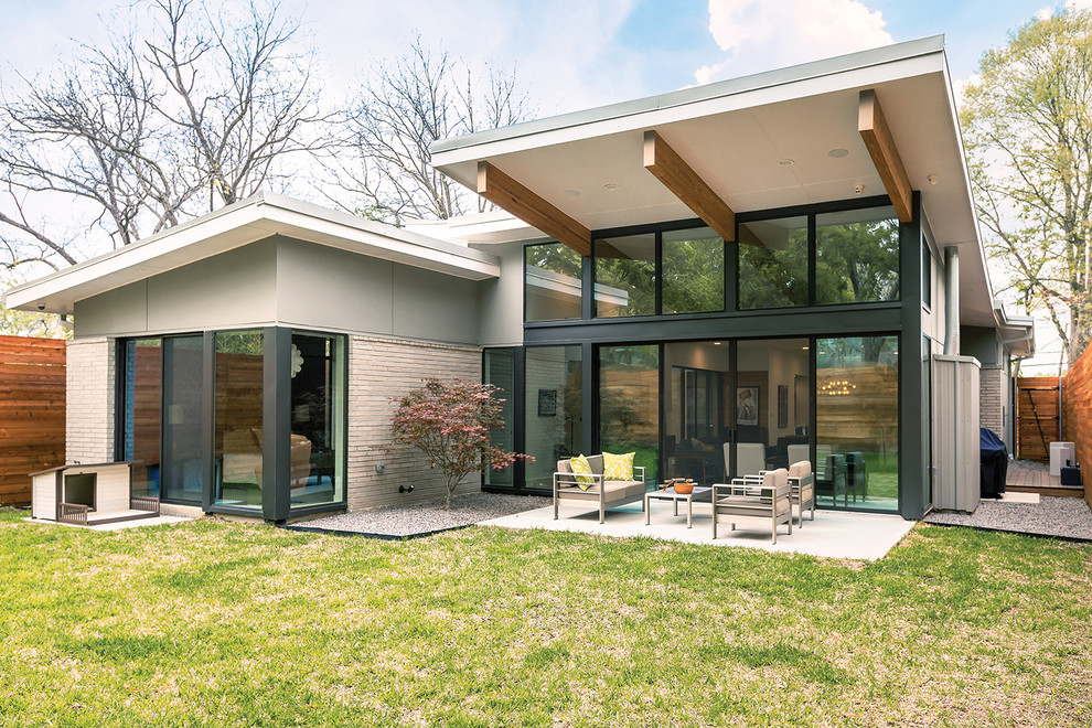 Источник вдохновения для домашнего уюта: стеклянный частный загородный дом в стиле ретро с односкатной крышей