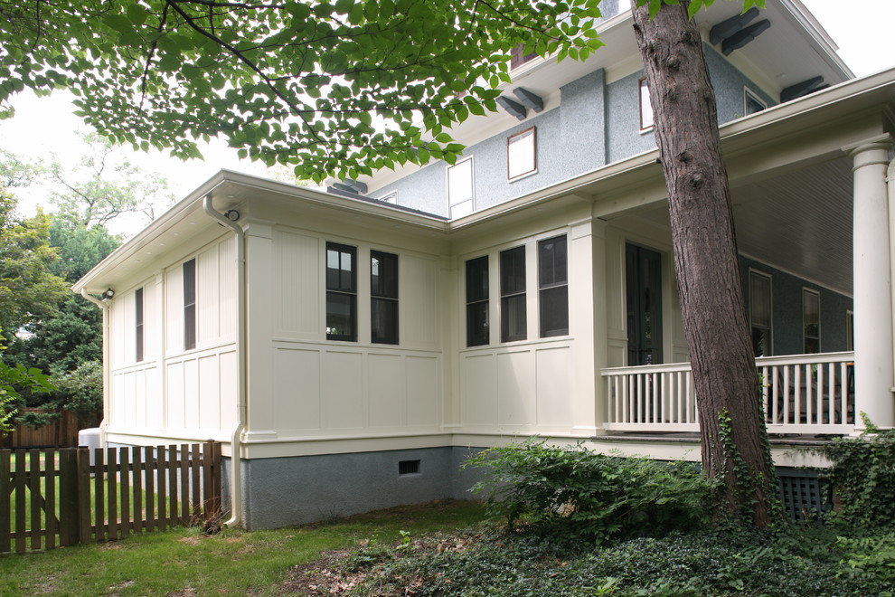 ワシントンD.C.にあるトランジショナルスタイルのおしゃれな家の外観の写真