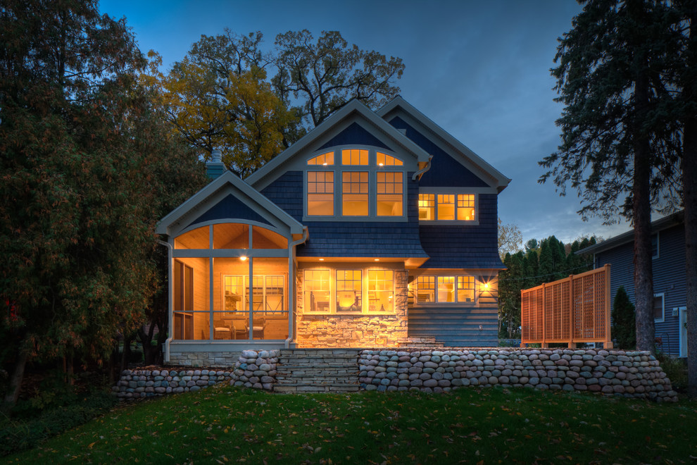 Idee per la facciata di una casa blu classica a due piani con rivestimento in legno