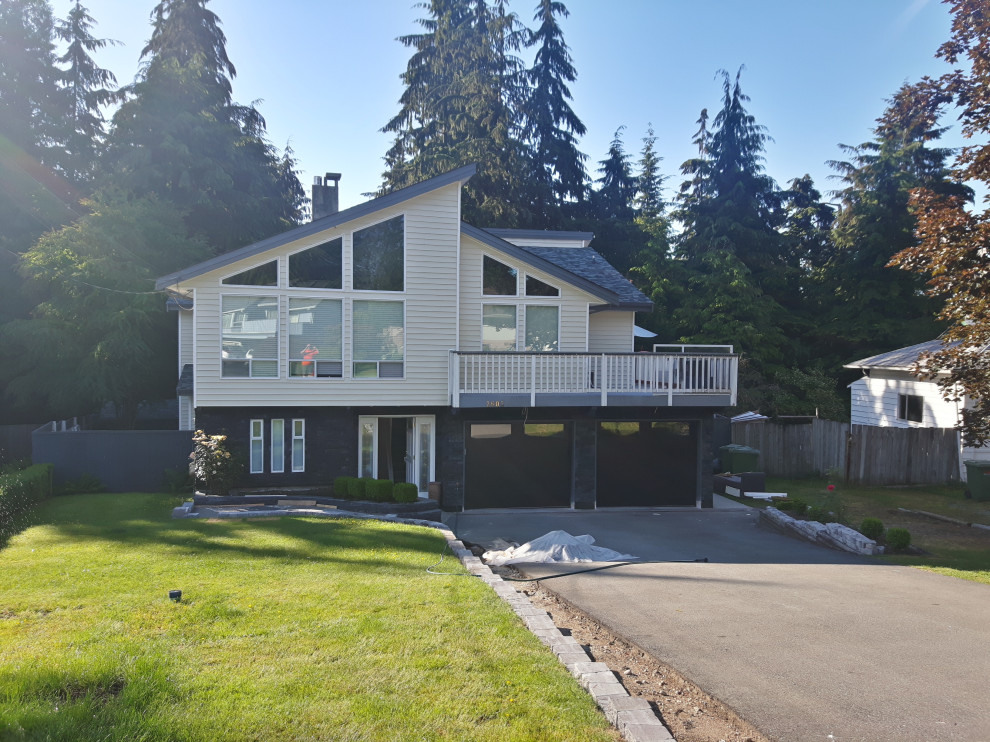 Modernes Haus mit Vinylfassade und beiger Fassadenfarbe in Vancouver