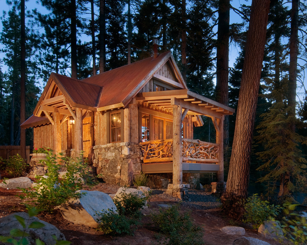 Свежая идея для дизайна: деревянный дом из бревен в стиле рустика для охотников - отличное фото интерьера