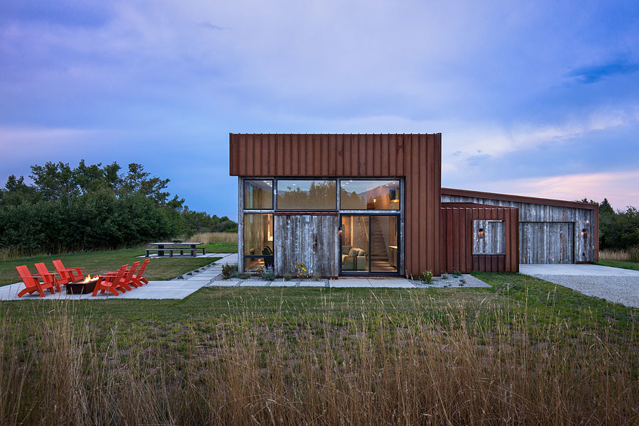 Ejemplo de fachada de casa gris moderna de tamaño medio de dos plantas con tejado de un solo tendido, tejado de metal y revestimientos combinados
