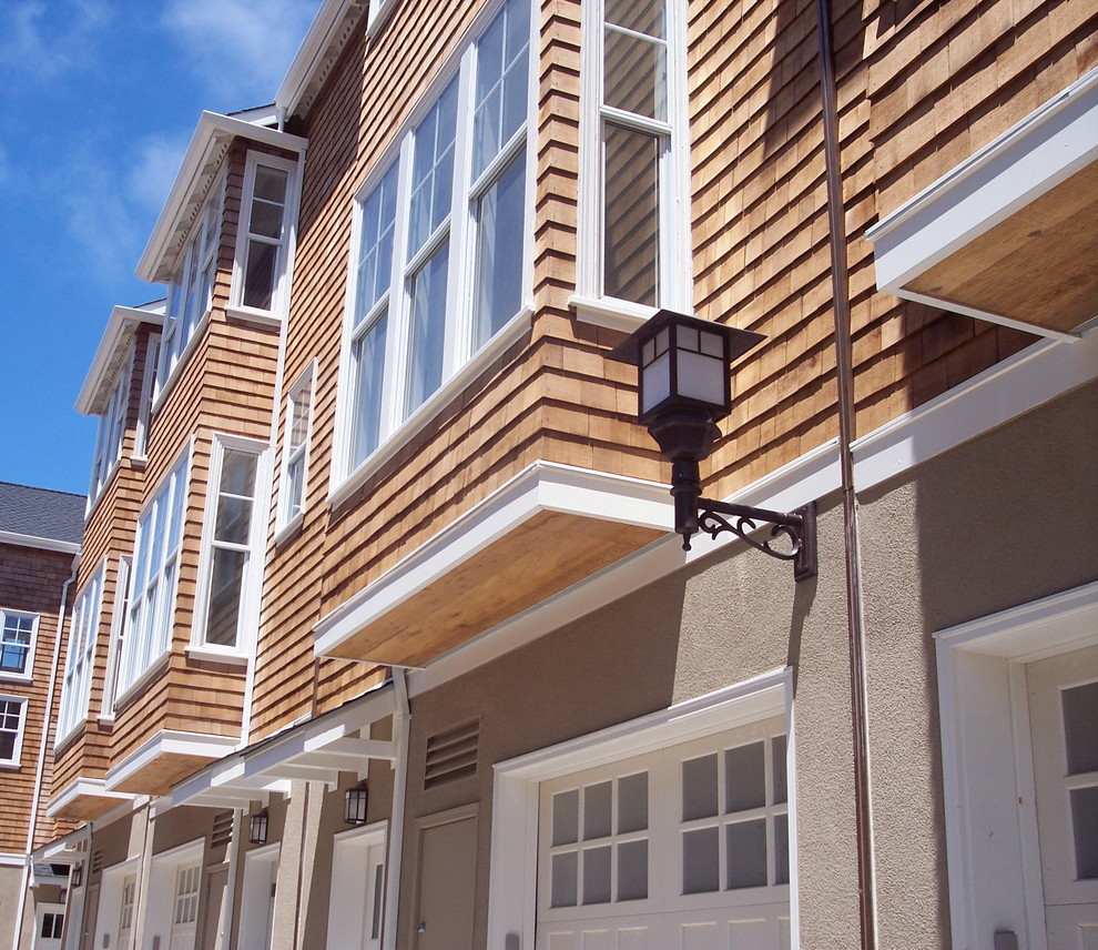 Aménagement d'une façade de maison marron classique en bois de taille moyenne et à deux étages et plus.