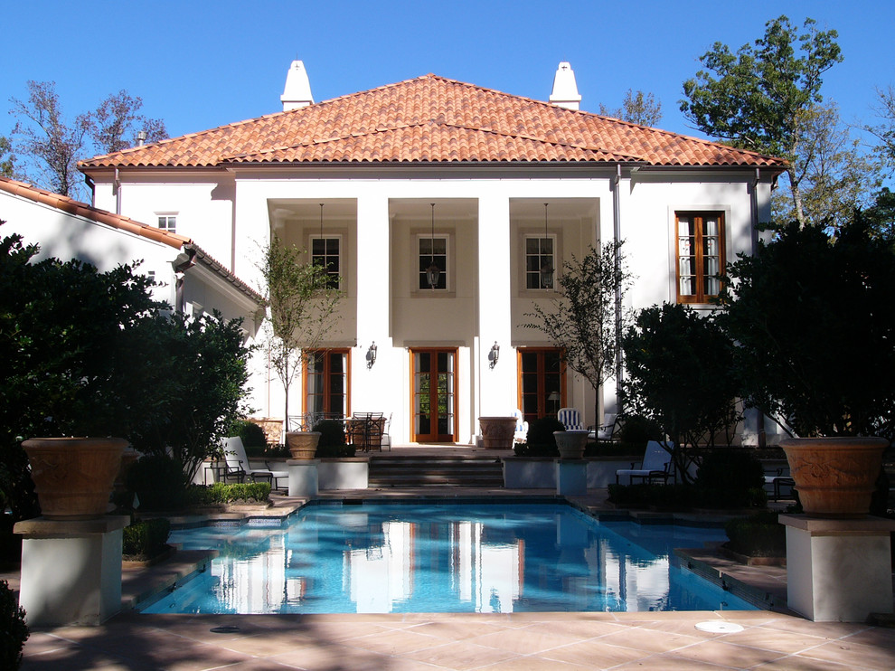 Exemple d'une façade de maison méditerranéenne à un étage.