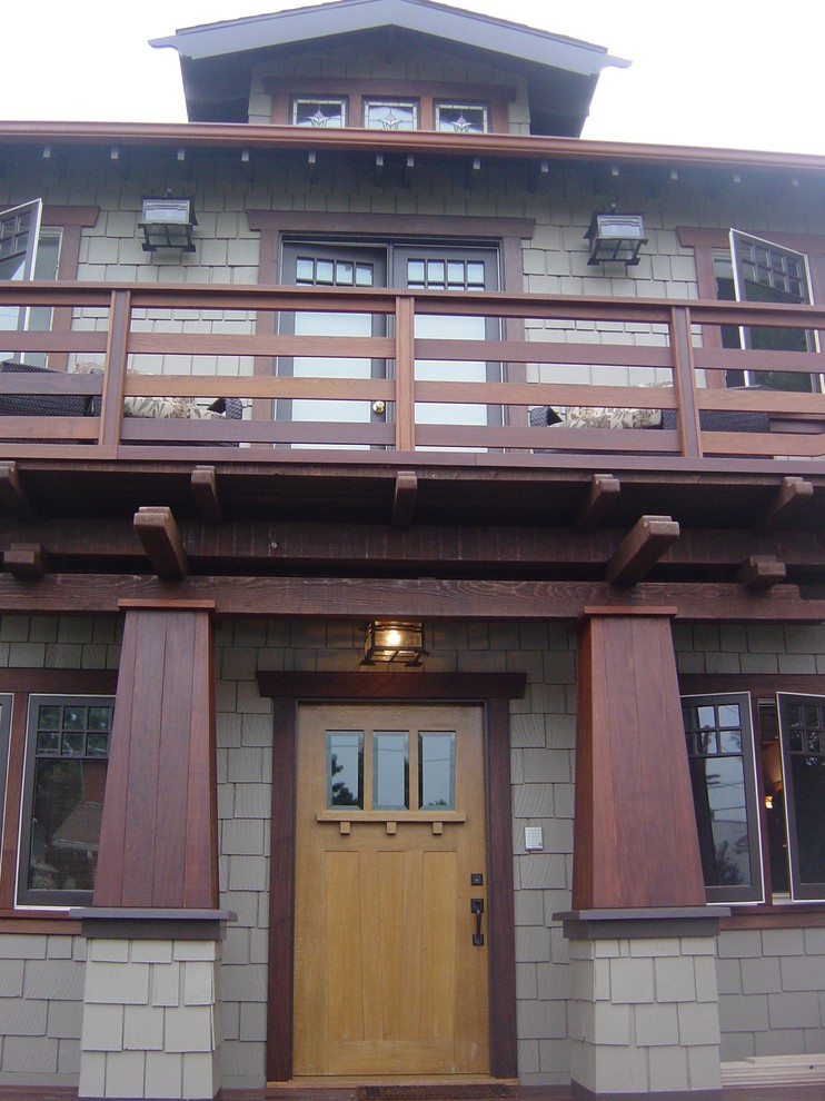 Réalisation d'une façade de maison grise chalet en bois de taille moyenne et à un étage avec un toit à deux pans.