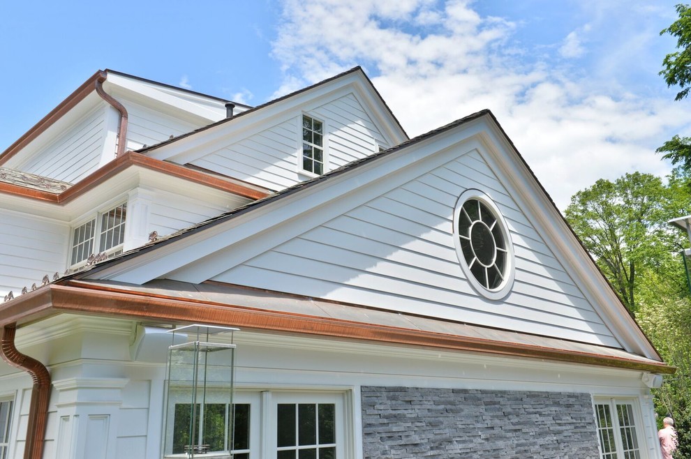 Inspiration pour une façade de maison blanche traditionnelle en bois de taille moyenne et à deux étages et plus avec un toit à deux pans et un toit en shingle.