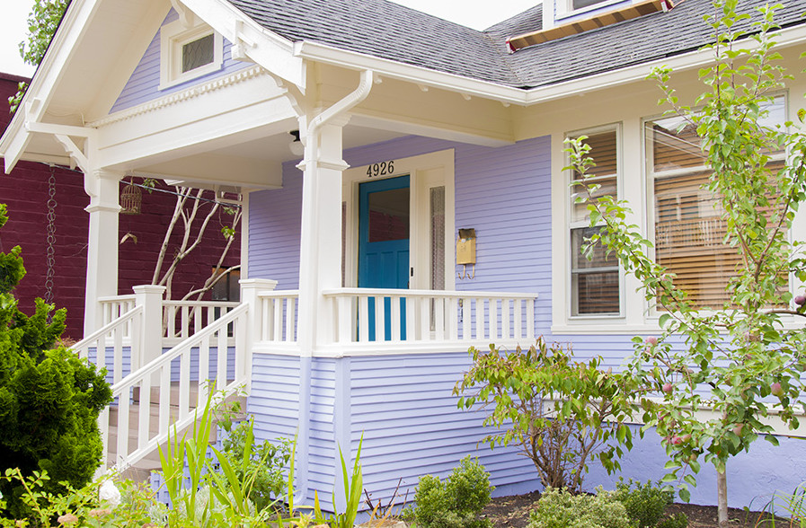 Пример оригинального дизайна: двухэтажный, фиолетовый частный загородный дом среднего размера в стиле фьюжн с облицовкой из ЦСП, двускатной крышей и крышей из гибкой черепицы