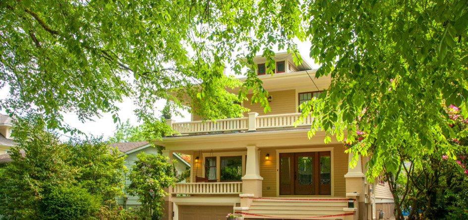 Ejemplo de fachada beige de estilo americano grande de dos plantas con revestimiento de madera