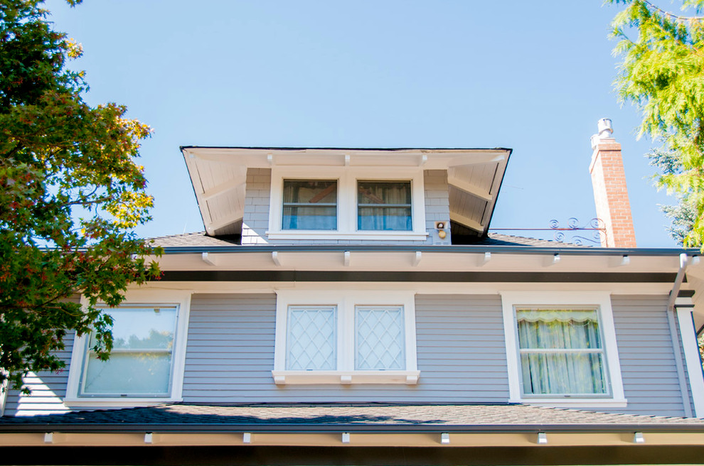 Großes, Dreistöckiges Rustikales Einfamilienhaus mit Faserzement-Fassade, grauer Fassadenfarbe, Walmdach und Schindeldach in Portland