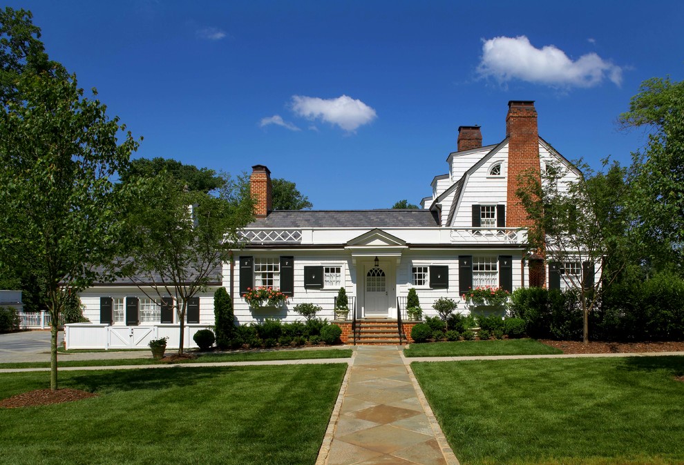 Foto della facciata di una casa grande bianca classica a due piani