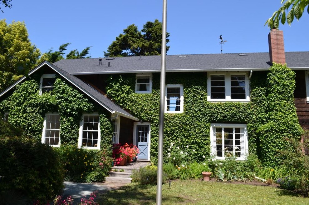 На фото: двухэтажный, коричневый, большой, деревянный частный загородный дом в стиле рустика с двускатной крышей и крышей из гибкой черепицы