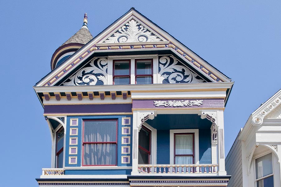 Immagine della facciata di una casa grande multicolore vittoriana a tre piani con rivestimento in legno e tetto a capanna