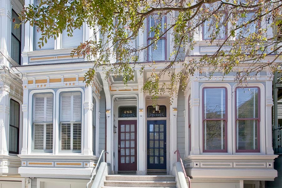 Dreistöckige, Große Klassische Holzfassade Haus mit Satteldach und bunter Fassadenfarbe in San Francisco