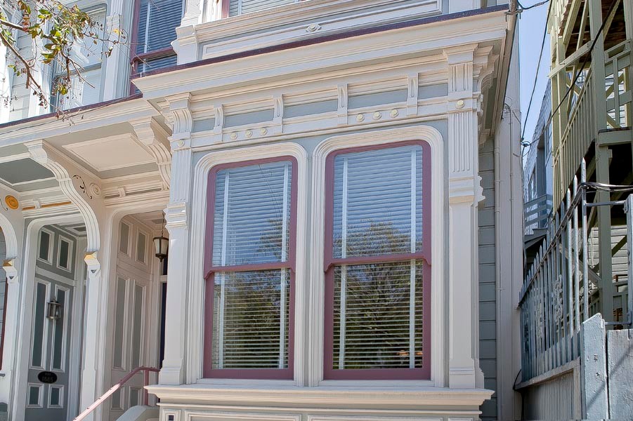 サンフランシスコにある高級なヴィクトリアン調のおしゃれな家の外観 (マルチカラーの外壁) の写真