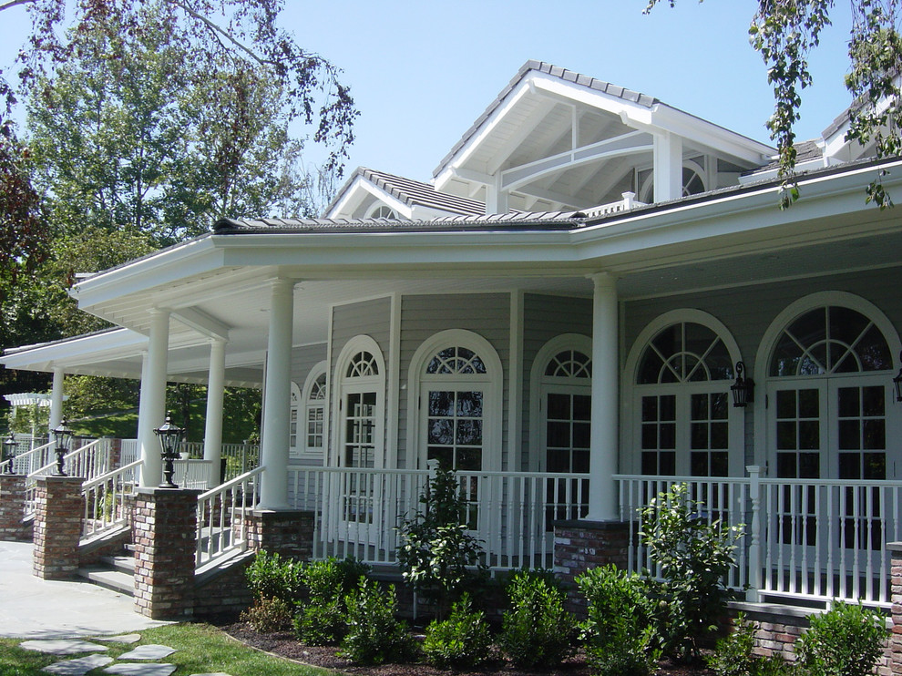 Idee per la facciata di una casa grigia classica a due piani di medie dimensioni con rivestimento in legno e tetto a capanna