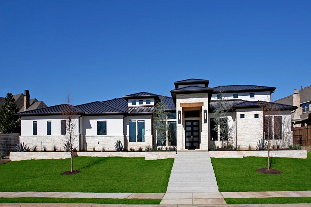Großes, Zweistöckiges Haus mit Steinfassade und weißer Fassadenfarbe in Dallas