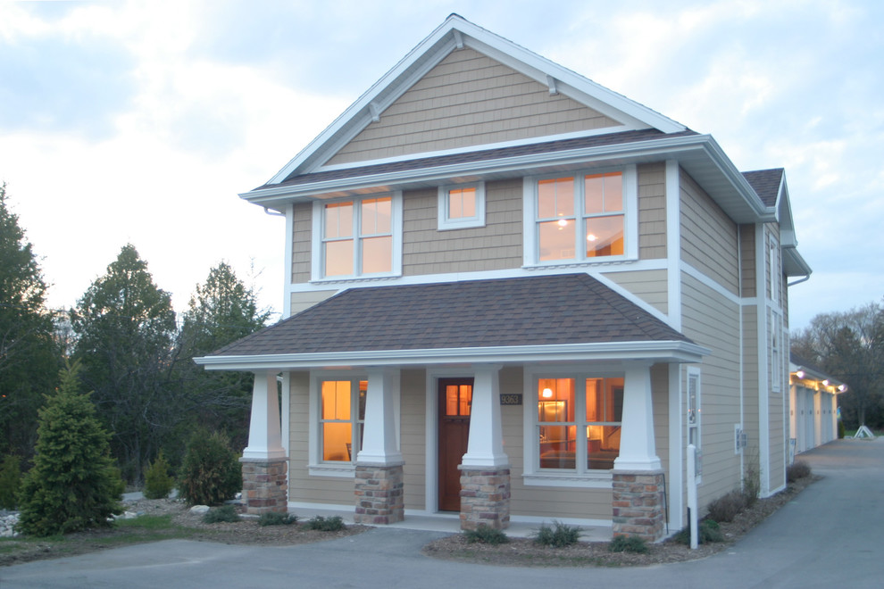 Mittelgroßes, Zweistöckiges Rustikales Haus mit beiger Fassadenfarbe, Satteldach und Schindeldach in Sonstige