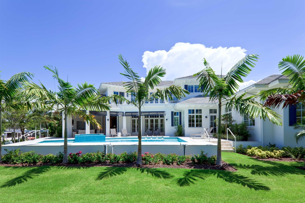Immagine della facciata di una casa grande bianca tropicale a due piani
